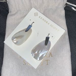 Kendra Scott Marty silver drop earring